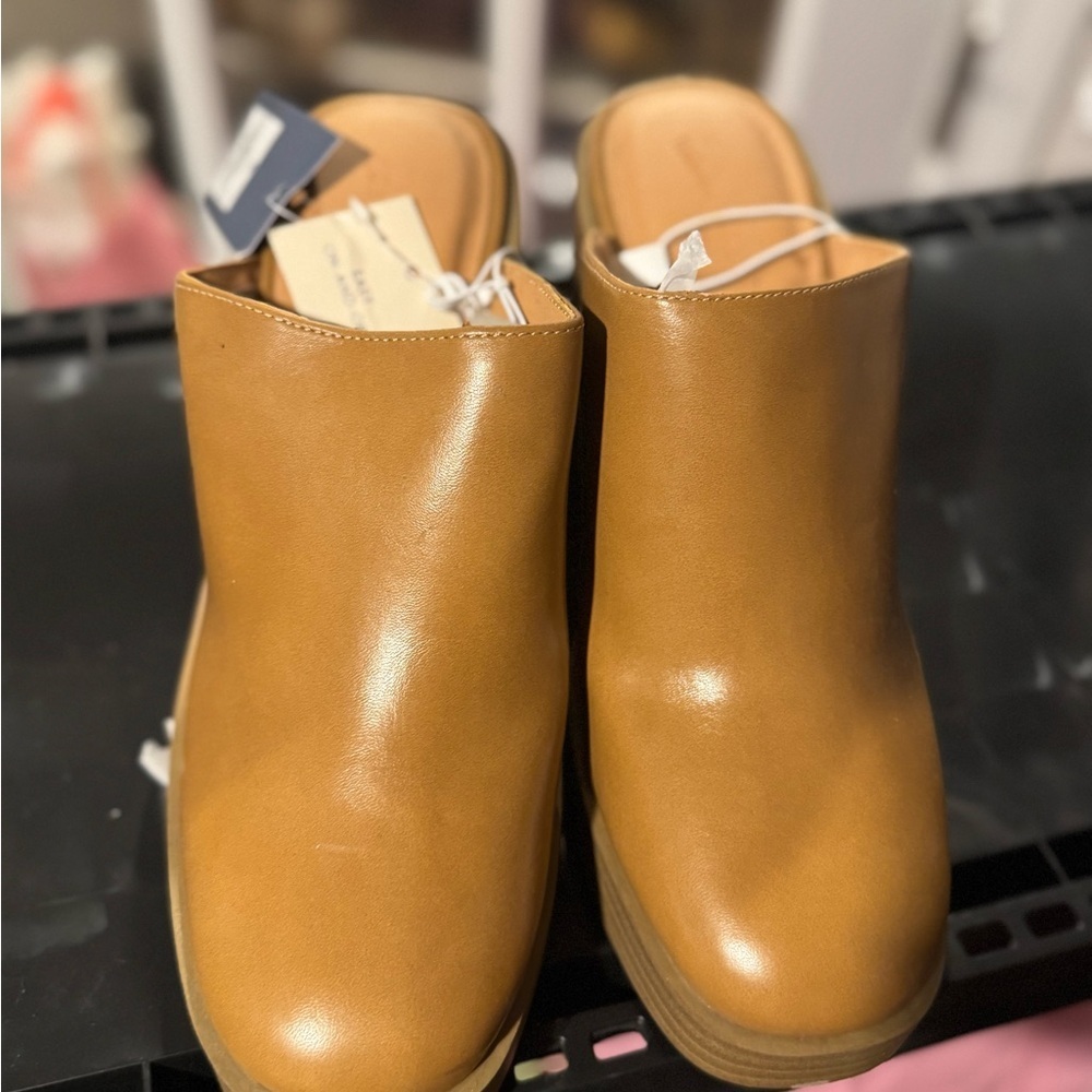 Size 8.5 Universal Thread Mustard Mules - Picture 4 of 4